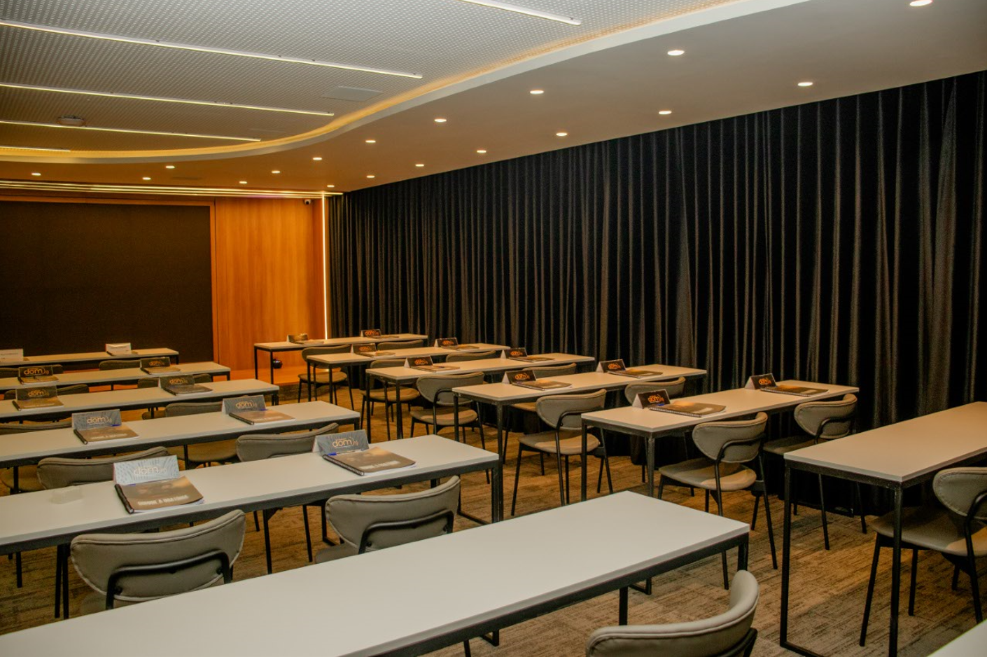 Auditório completo da ML2 Company com palco e poltronas