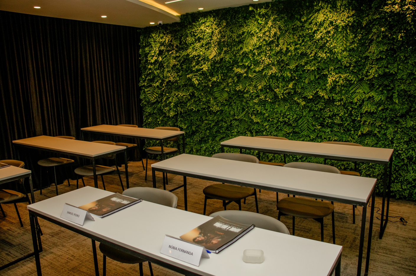 Sala de imersão com iluminação verde