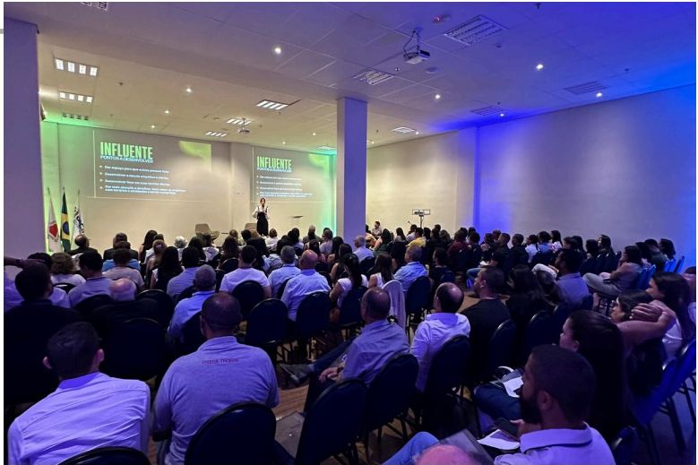 Auditório lotado durante palestra Influente de Malu Albuquerque