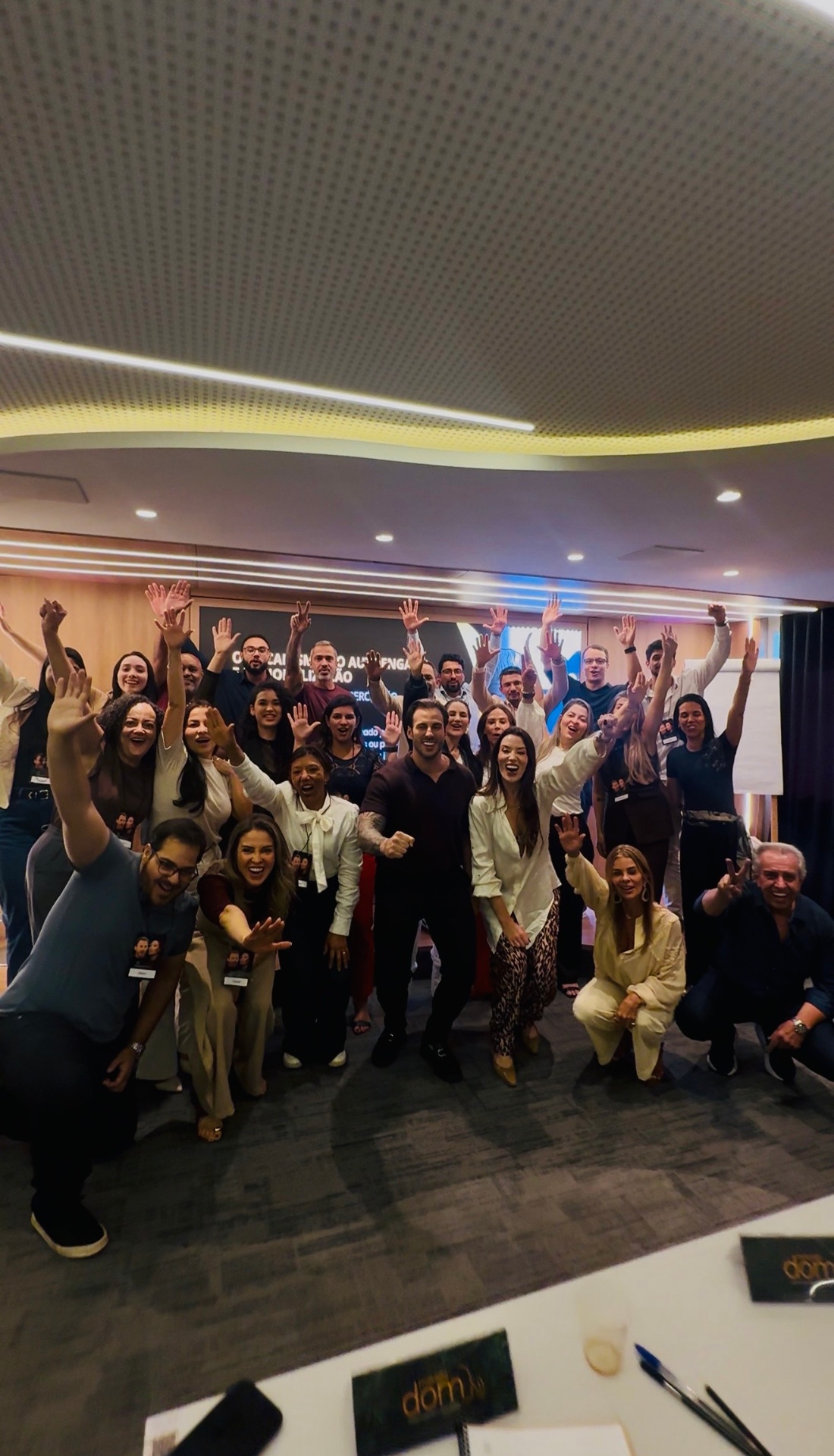 Turma comemorando após imersão de Malu Albuquerque