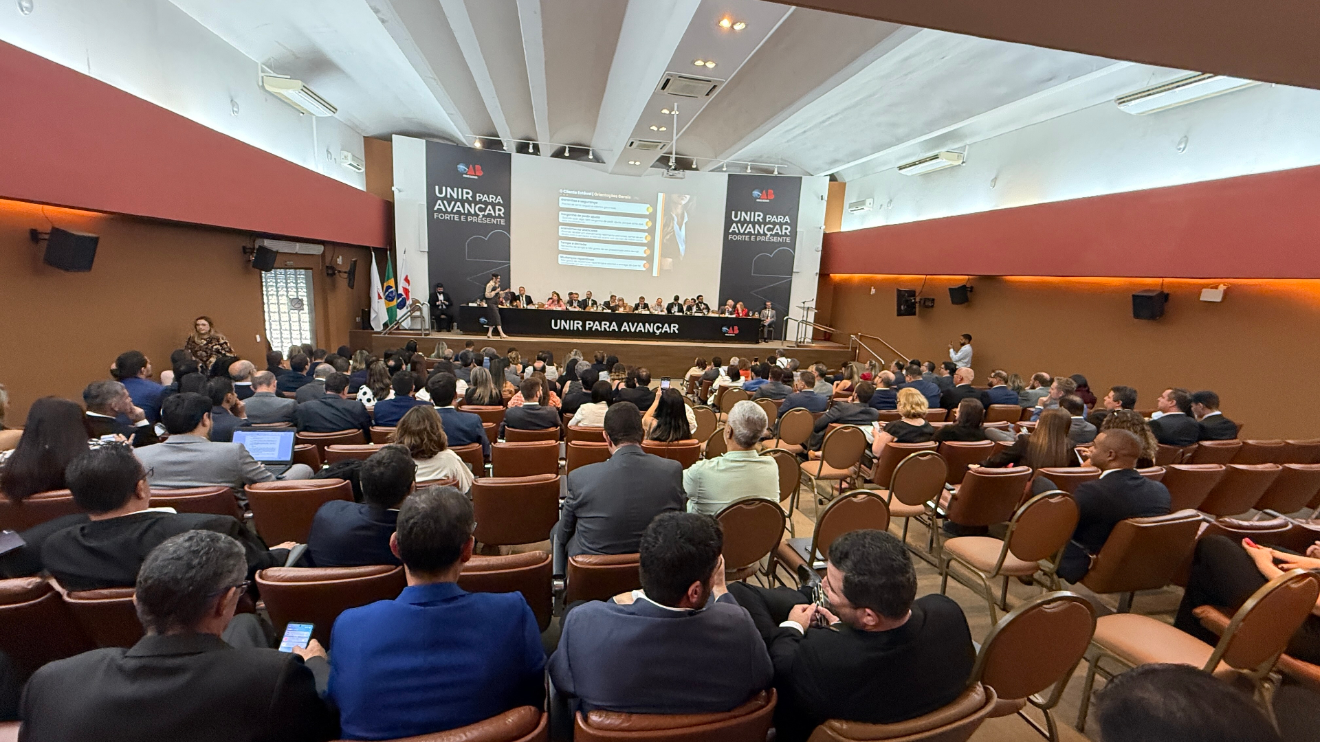 Auditório lotado da OAB Minas Gerais durante palestra de Malu Albuquerque