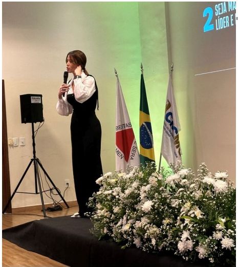 Malu Albuquerque palestrando em evento institucional