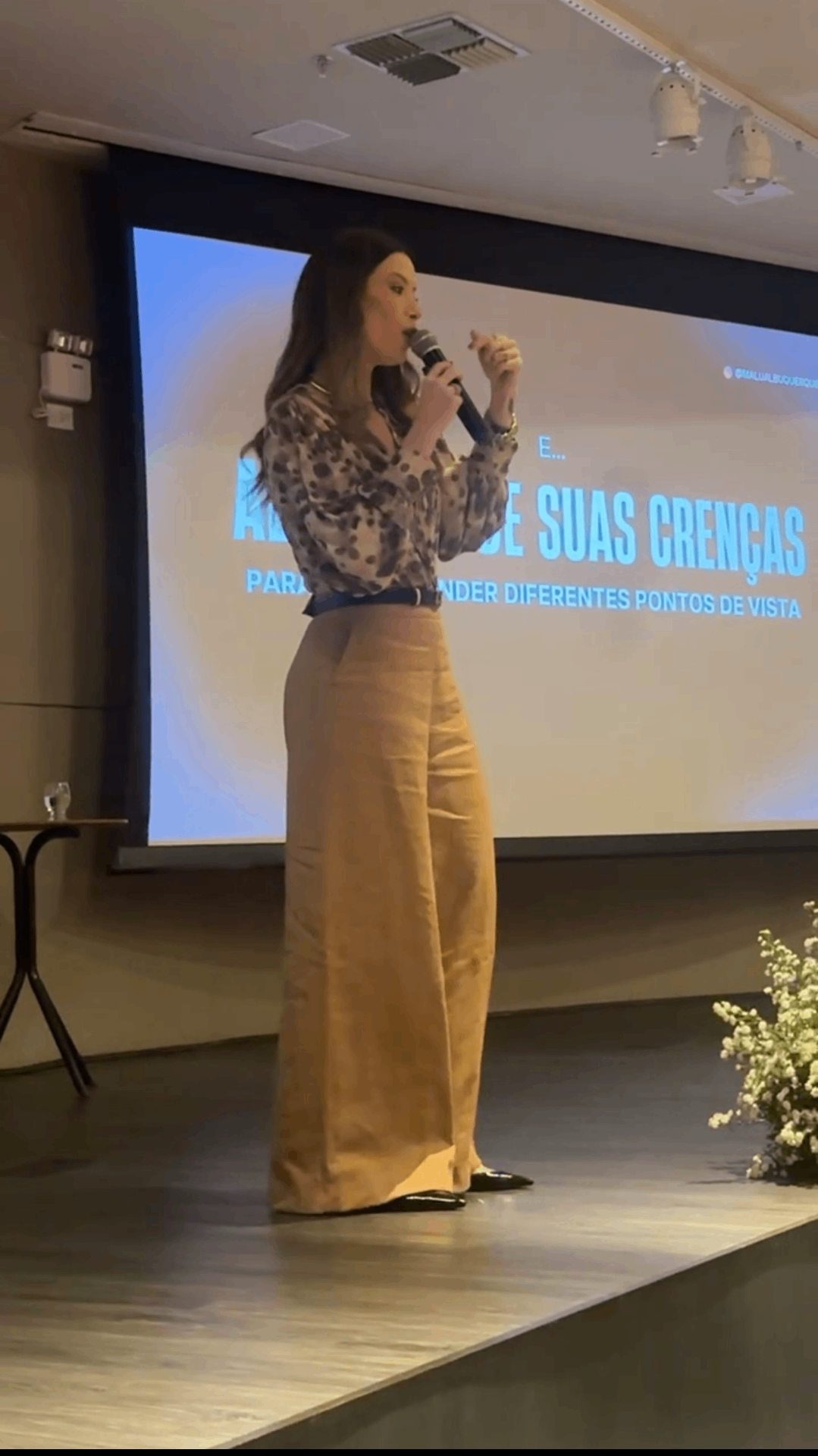 Malu Albuquerque no palco palestrando sobre quebrar crenças