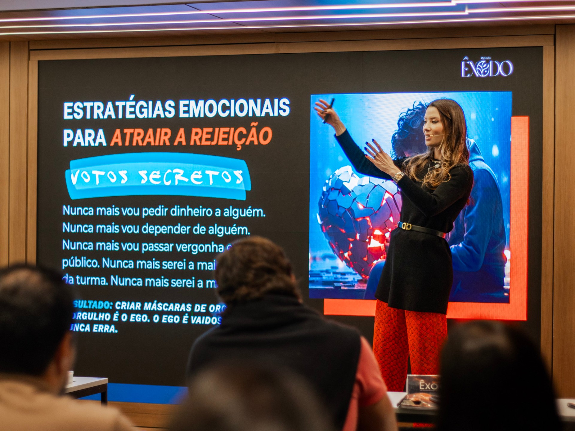 Malu Albuquerque palestrando no evento Êxodo sobre estratégias emocionais