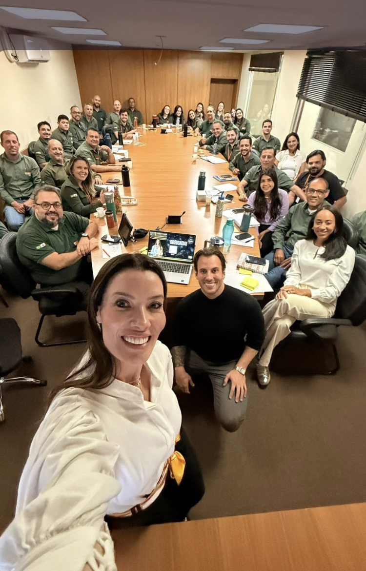 Malu Albuquerque em selfie com equipe corporativa após treinamento