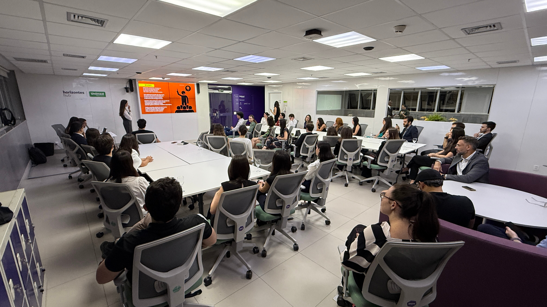 Malu Albuquerque conduzindo treinamento in company no Horizontes Hub da Unimed